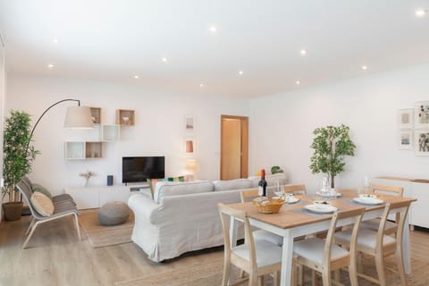 TV and multimedia, Living room, Seating area, Dining area