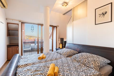 Bed, Photo of the whole room, Bedroom, towels