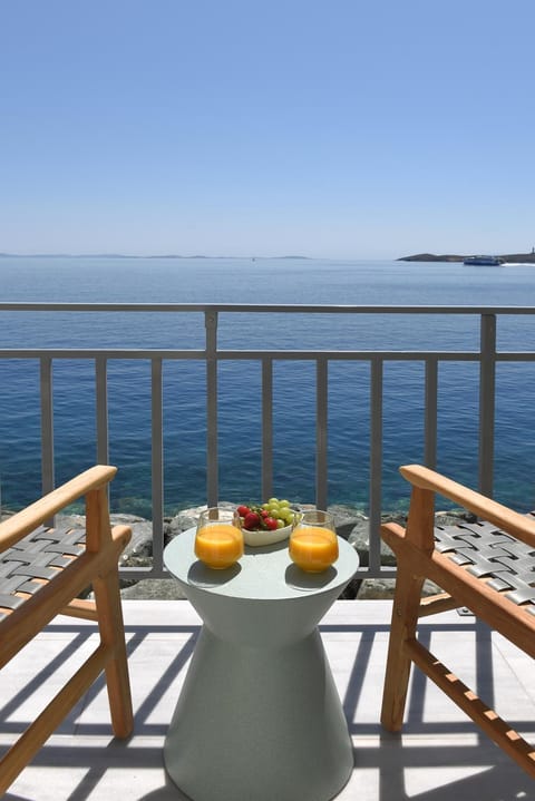Natural landscape, Balcony/Terrace, Seating area, Dining area, Sea view, Drinks