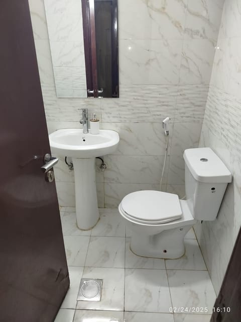 Elegant Master Suite with Luxurious Compfort Bed and Breakfast in Ajman