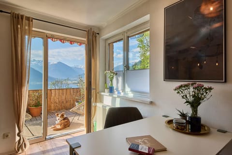 Living room, Seating area, Dining area, Mountain view