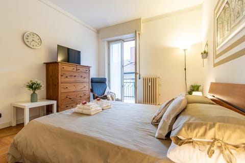 Bed, TV and multimedia, Photo of the whole room, Evening entertainment, Bedroom, wardrobe