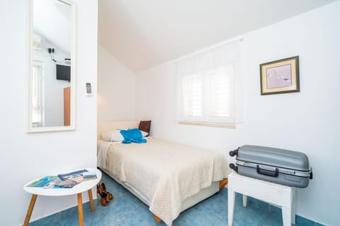 Bed, TV and multimedia, Bedroom