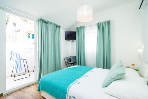 Bed, TV and multimedia, Bedroom