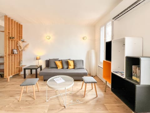 Living room, Seating area, air conditioner, air conditioner