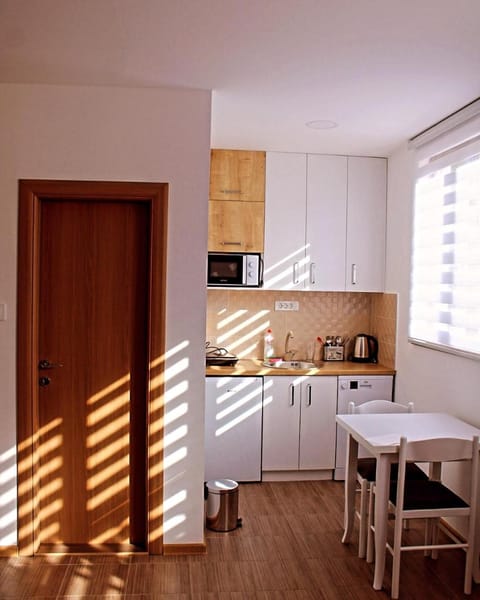 Kitchen or kitchenette, Dining area, stove