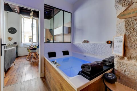 Hot Tub, towels
