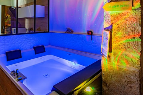 Hot Tub, Photo of the whole room, Bedroom