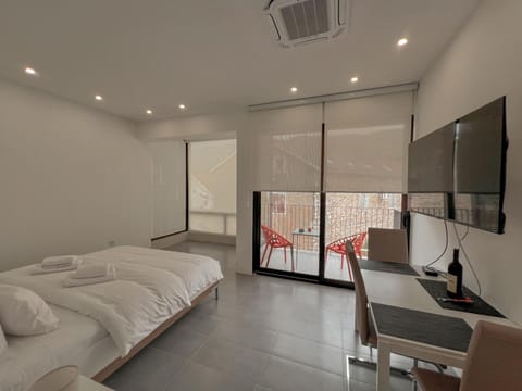 Bed, TV and multimedia, Photo of the whole room, Bedroom, air conditioner
