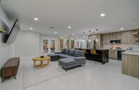Central Convenience x Modern Luxury - Heart of Houston House in Houston