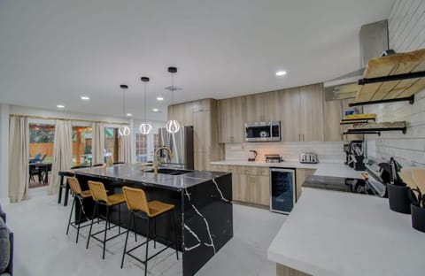 Central Convenience x Modern Luxury - Heart of Houston House in Houston