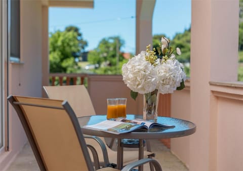 Patio, Day, View (from property/room), Balcony/Terrace, Food and drinks, Dining area, Food, Drinks