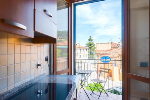 View (from property/room), Balcony/Terrace, Kitchen or kitchenette