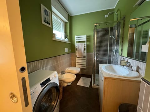 Shower, Toilet, Bathroom, towels, washing machine