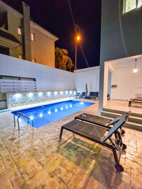 Patio, Swimming pool, sunbed