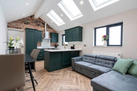 TV and multimedia, Kitchen or kitchenette, Living room, Seating area, Dining area, stove