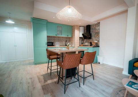 Kitchen or kitchenette, Seating area, Dining area