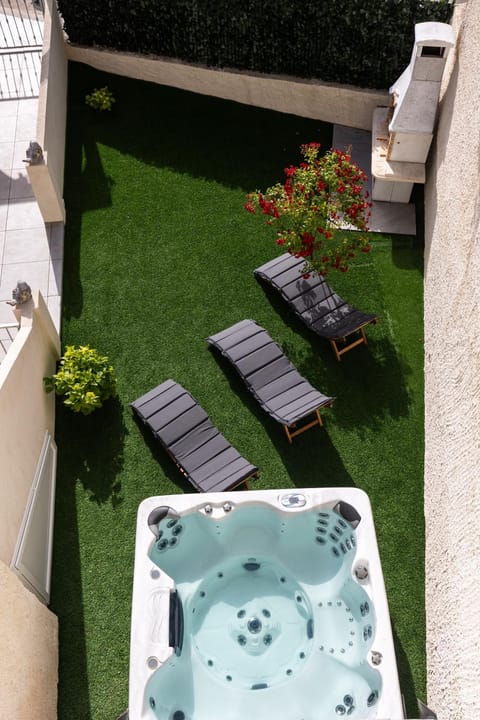 Patio, Day, Natural landscape, Garden, Garden, Hot Tub, Hot Tub, Garden view, sunbed