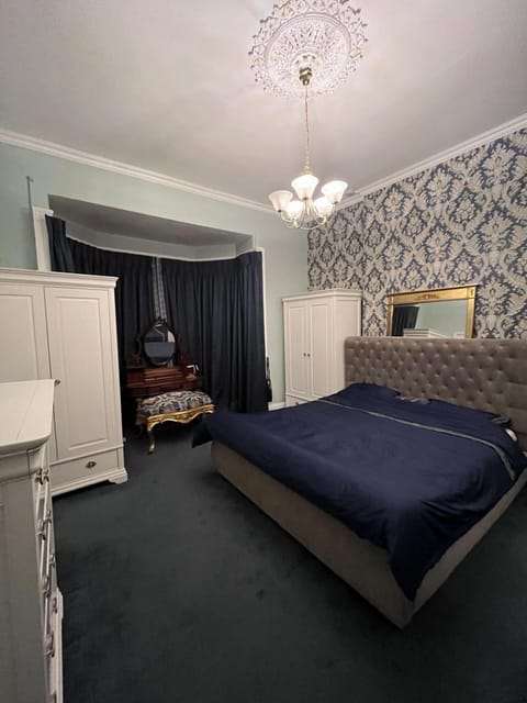 Bed, Photo of the whole room, Bedroom, wardrobe