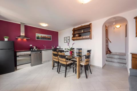 Kitchen or kitchenette, Dining area, dishwasher