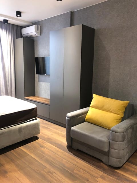 Communal lounge/ TV room, Bed, TV and multimedia, Photo of the whole room, Seating area, Bedroom, wardrobe