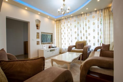 Communal lounge/ TV room, On-site shops, Living room