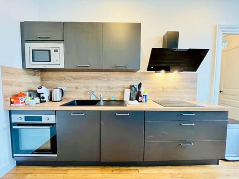 Coffee/tea facilities, Kitchen or kitchenette, dishwasher, oven, stove, toaster