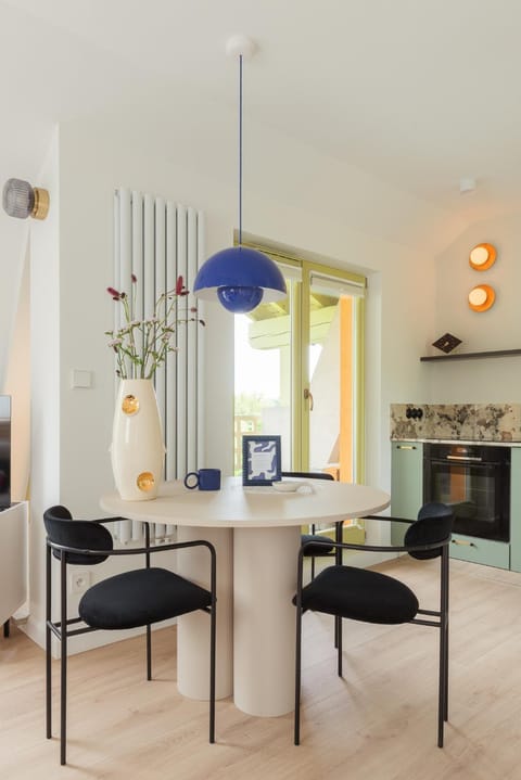 Kitchen or kitchenette, Seating area, Dining area