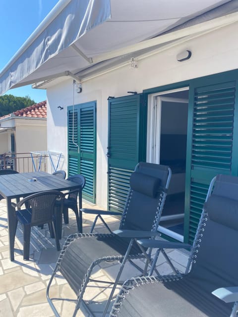 View (from property/room), Balcony/Terrace, sunbed