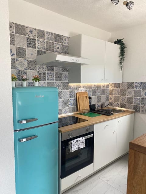 Kitchen or kitchenette, oven, stove