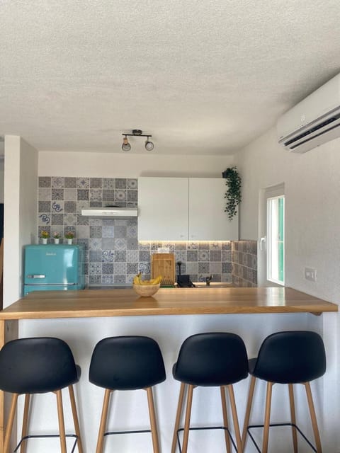 Kitchen or kitchenette, Seating area, Dining area