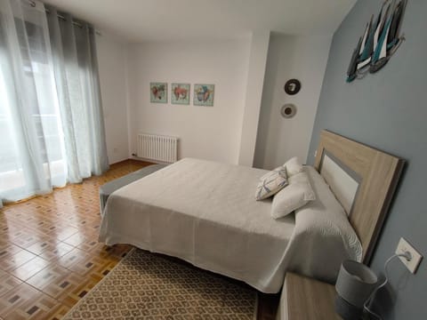 Bed, Balcony/Terrace, Photo of the whole room, Decorative detail, Bedroom, Sea view, Street view, wardrobe