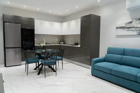 Kitchen or kitchenette, Seating area, Dining area