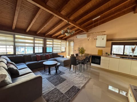 TV and multimedia, Seating area, Dining area