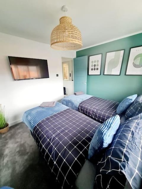 Lovely house with back garden - PRIVATE driveway House in Glasgow