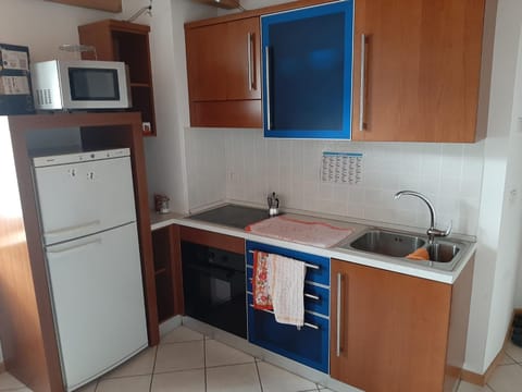 Kitchen or kitchenette, oven