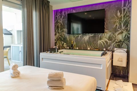 Bed, Hot Tub, TV and multimedia, Bedroom, Bath, towels