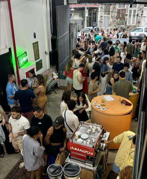 Restaurant/places to eat, People, Banquet/Function facilities