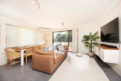 TV and multimedia, Living room, Dining area, air conditioner