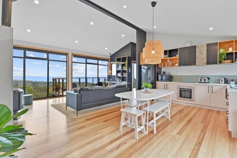 Black Wattle Coastal Retreat House in Tasmania