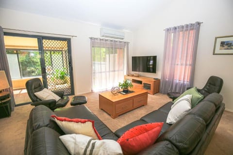 Patio, TV and multimedia, Living room, Seating area, heating, air conditioner
