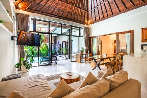 Luxury 3 Bedroom Villa with Pool - 200m to Canggu Beach Villa in North Kuta