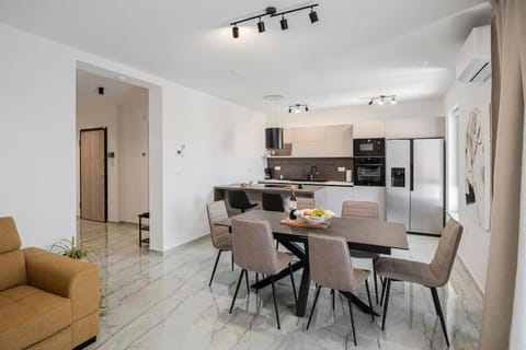 Kitchen or kitchenette, Food and drinks, Seating area, Dining area, oven, stove