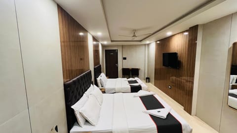 Bed, TV and multimedia, Photo of the whole room, Bedroom, towels, wardrobe, air conditioner
