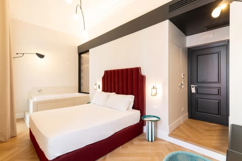 Bed, Hot Tub, Photo of the whole room, Bedroom