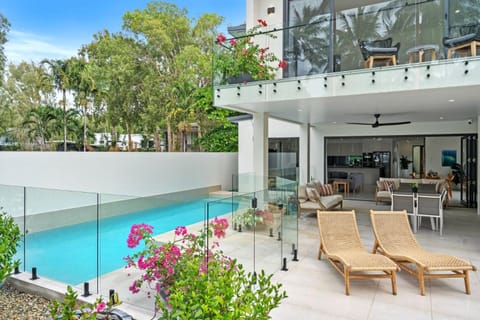 Property building, Balcony/Terrace, Garden view, Swimming pool