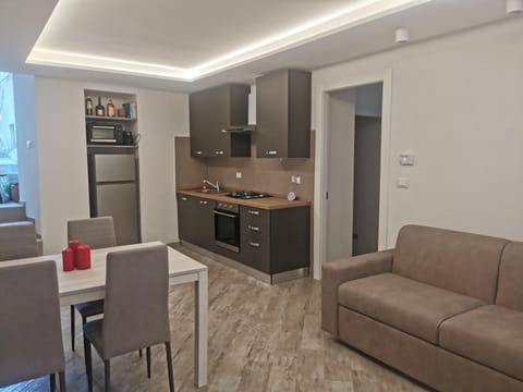 Kitchen or kitchenette, Dining area, dishwasher