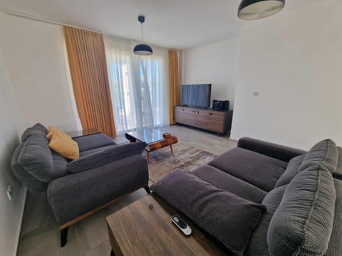 Communal lounge/ TV room, TV and multimedia, Living room, Seating area, Evening entertainment