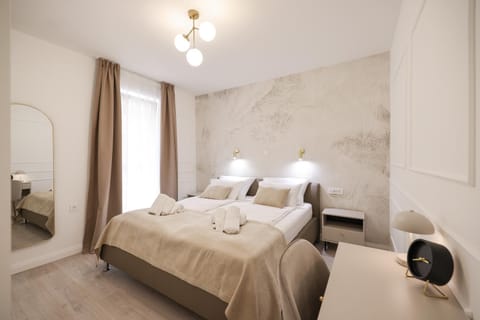Bed, Photo of the whole room, Bedroom, Time of day, towels
