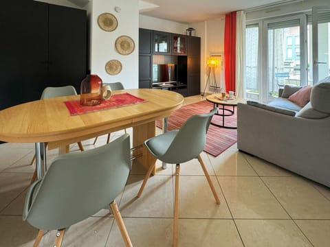 TV and multimedia, Living room, Seating area, Dining area